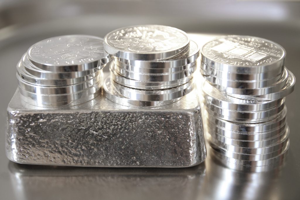 Silbermünzen und Silberbarren